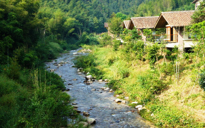 森林旅游規(guī)劃公司:十字水度假村建筑多臨溪而建以保護(hù)水流不受阻擋